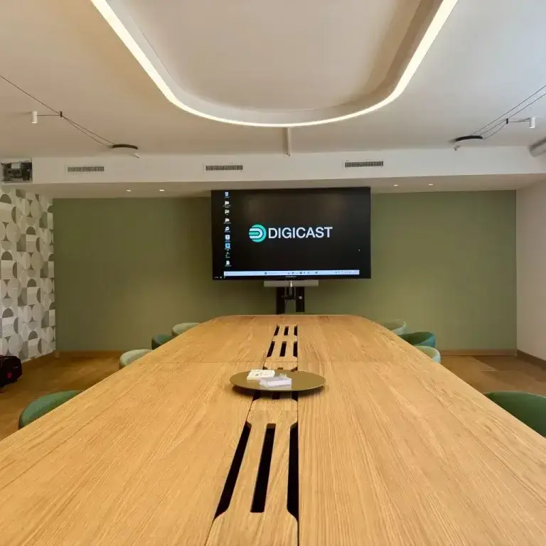 Écran de visioconférence installé par DIGICAST dans une salle de réunion